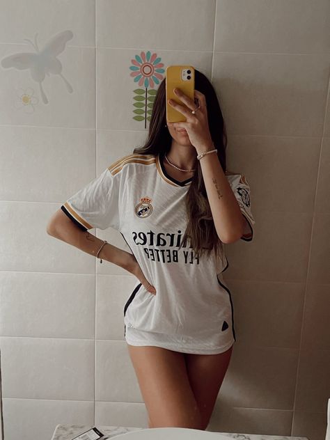 Real Madrid Profile 🤍 Madrid Aesthetic, Madrid Girl, Madrid Outfits, Football Jersey Outfit, Soccer World, Jersey Outfit, Football Outfits, Black Aesthetic Wallpaper, Soccer Jersey