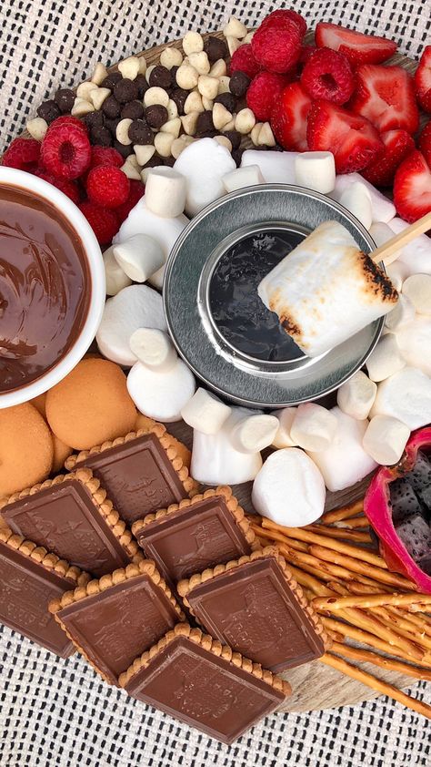 Smores Platter, Chocolate Fondue Dippers, Smores Station, Smores Party, Charcuterie Recipes, Food Table, Snack Tray, Buffet Food, Food Platters