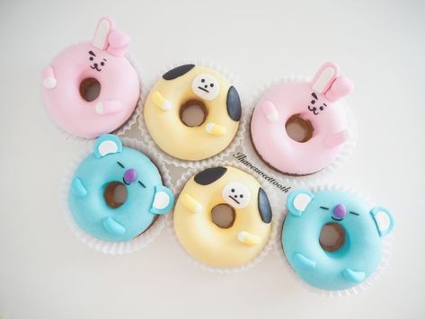 Kpop Desserts, Bt21 Dessert, Bt21 Cupcakes, Bts Cupcakes, Bt21 Food, Bt21 Cake, Bts Cafe, Donut Decorating Ideas, Kue Macaroon