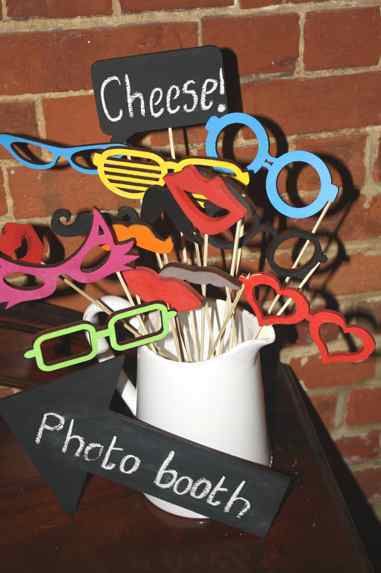 Photo Guestbook Props Wooden Photo Booth, Photo Booth Setup, Vintage Garden Wedding, Parties Ideas, Photo Guest Book, Photo Booths, Retro Party, Retro Theme, Booth Ideas