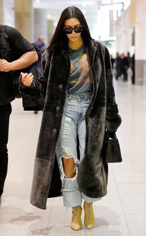 Kim Kardashian West high waisted jeans big fold fur coat t shirt ripped jeans airport style long brunette hair far hair centre part Estilo Khloe Kardashian, Estilo Kim Kardashian, Look Kylie Jenner, Looks Kylie Jenner, Estilo Kardashian, Celebrity Airport Style, Kim Kardashian Outfits, Kim K Style, Kardashian Outfit