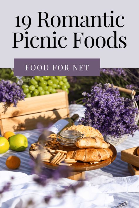 Date Night Picnic Food, Romantic Picnics Food, The Perfect Picnic, Romantic Backyard Picnic, Cottagecore Picnic Food, Classy Picnic Food, Upscale Picnic Food, Picnic For 2 Romantic, Picnic Date Ideas Food