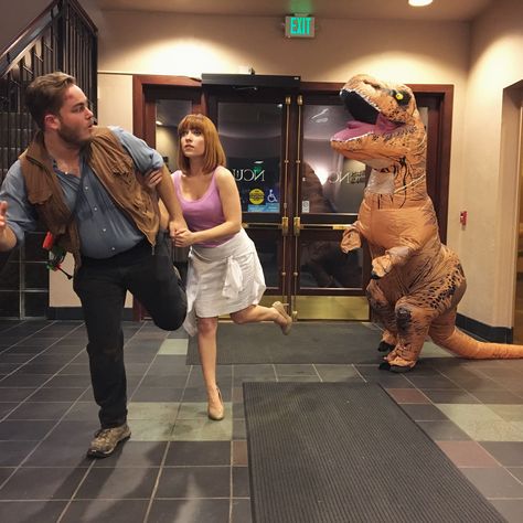 Jurrasic World Costume Family, Jurassic World Halloween Costume, Jurassic World Outfit Ideas, Jurassic Park Cosplay, Jurassic World Costume Family, Nerdy Couple Halloween Costumes, Jurassic World Outfit, Jurassic Park Family Costume, Jurassic World Costume