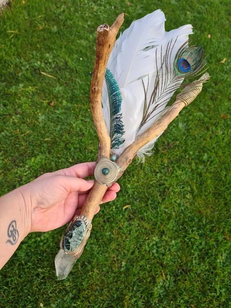 How To Make Smudging Feathers, What To Do With Feathers, Smudge Feathers Diy, Antler Crafts Diy, Feather Wand, Spirit Sticks, Smudging Feathers, Wiccan Crafts, Pagan Crafts