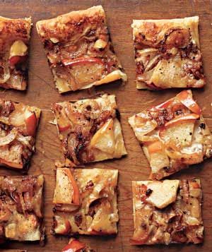 Caramelized Onion Tarts With Apples Carmelized Onion Tart, Caramelised Onion Tart, Carmelized Onions, Onion Tart, Puff Pastry Tart, Christmas Recipes Easy, Make Ahead Appetizers, Pastry Tart, Frozen Puff Pastry