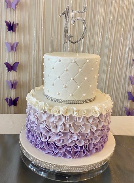 Purple Cakes For Quinceanera, 18th Birthday Cake Lavender, Lavender 15 Cake, Lilac Quince Cake Ideas, Lilac 15 Cake, Purple 15 Cake, Sweet 16 Cake Ideas Purple, Lavender Cake Designs Birthday, Pastel Purple Birthday Cake