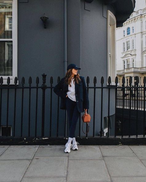 Winter Leggings Outfits: @kimturkington_ wearing leggings and a blazer Leggings Work Outfit, Leggings Outfit Winter, Easy Outfits, Black Leggings Outfit, Hem Leggings, Stirrup Leggings, Leggings Outfits, Subtle Luxury, Outfits To Copy