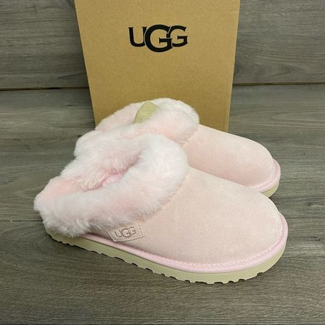 Ugg Fluffy Slippers, Pretty Stuff To Buy, Light Pink Ugg Slippers, Couteqqe Aesthetic, Ugg Slippers Pink, Cute Boots For Winter, Crocs With Fur Inside, Christmas List Ideas 2023, Christmas Wishlist 2023