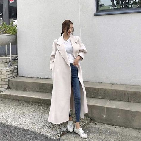 white coat ivory coat winter outfit White Coat Outfit Winter, Ivory Coat Outfit, White Trench Coat Outfit, Oversized Coat Outfit, Coat Outfits For Women, White Coat Outfit, Coat Winter Outfit, Outfits Japan, White Long Jacket