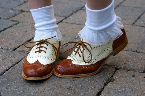 Roni feels nostalgic: "Bobby socks and a ponytail" Bobby Socks, Dr Shoes, A Ponytail, Vintage Americana, Red Lipstick, Pretty Shoes, Dream Shoes, Womens Oxfords, العناية بالبشرة