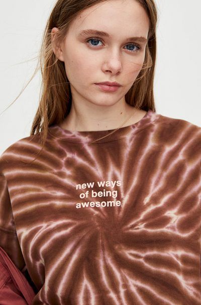 Tie-dye, la tendencia que llega para dar un toque boho a nuestros looks | Galería de fotos 3 de 15 | Stylelovely Tie Day, Tie Dye Fashion, Dye Sweatshirt, Pull And Bear, Tie Dye Colors, Denim Day, Tie Dye Sweatshirt, Tie Dye Hoodie, Pull & Bear