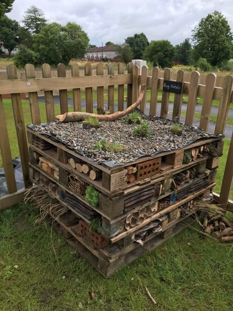 Pallet Bug Hotel Ideas, Forest School Structures, Bug Hotel Pallet, Forest School Pallet Ideas, Pallet Classroom Ideas, Nature School Design, Nursery Garden Ideas Outdoor Play, Eco School, Sensory Gardens