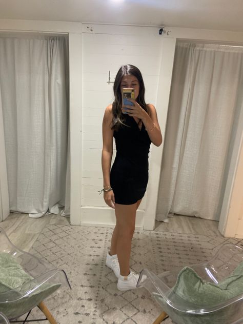 Black Dress And White Shoes, Sneakers With Homecoming Dress, Shoes To Wear With A Black Dress, Formal Dress With Sneakers, Black Evening Outfit, Cute White Shoes, Short Dresses Party, Short Black Dress, Evening Outfit