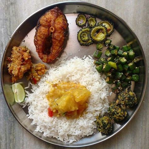 Bengali Lunch, Dal Bhat, Food Thali, Lunch Thali, Indian Diet Recipes, Afternoon Lunch, Indian Thali, Lunch Recipes Indian, Indian Lunch