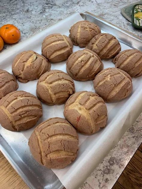 Maid in Minnesota: Mexican Conchas using a bread machine Bread Machine Conchas, Concha Bread Recipe, Mexican Baking, Conchas Recipe, Mexican Conchas, Sugar Dough, Bread Machine Recipes, Dough Balls, People Eating