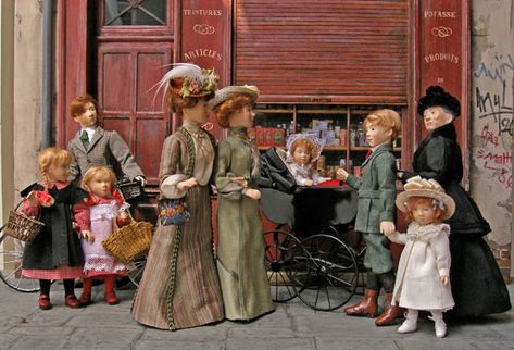 Doll House People, Mother Family, Miniature Rooms, Miniature Houses, Old Dolls, Artist Doll, Pink Plastic, Dolls Clothes, Dollhouse Dolls