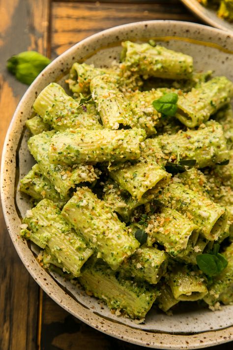 Creamy Pesto Rigatoni with Chili Garlic Breadcrumbs is the pasta recipe you didn't know you needed. I    love all things green and pesto has always been a way for me to enjoy my favorite leafy greens and pack in ALL the herbs. This pesto is super easy to make because all of the ingredients get Pesto Rigatoni, Resepi Biskut, Pasta Al Pesto, Pesto Pasta Recipes, Pasta Italiana, Creamy Pesto, Läcker Mat, Deilig Mat, Pasta Shapes