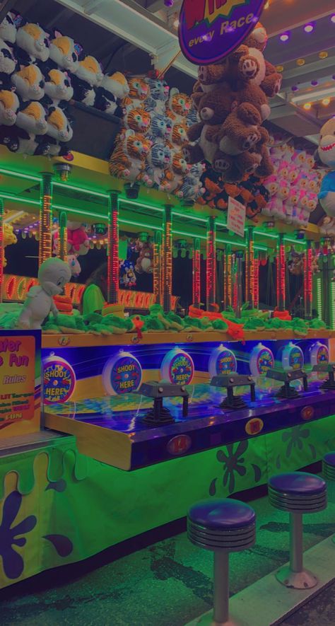 Retro Carnival Aesthetic, Carnival Wallpaper Aesthetic, Carnival Asthetic Picture, Carnival Games Aesthetic, Summer Carnival Aesthetic, Carnival Core, Aesthetic Carnival, Night Carnival, Indie Outfit Inspo