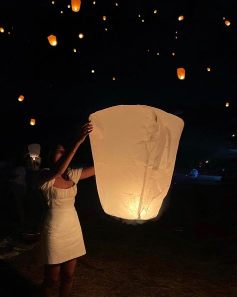 Lantern Festival Outfit Ideas, Floating Lanterns Aesthetic, Lantern Festival Outfit, Releasing Lanterns, Lantern Festival Aesthetic, Lantern Photoshoot, Lantern Outfit, Lantern Floating, Lantern Release