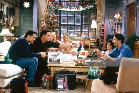 News Photo : FRIENDS -- "The One with Phoebe's Dad" Episode 9... Friends Christmas Episode, Friends Christmas Tree, Christmas Tree Scene, Monica Friends, Friends Apartment, Christmas Episodes, Tree Scene, Friends Episodes, Matt Leblanc