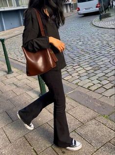 Brown Bag Outfit, Bag Outfit Aesthetic, Style Black Sweater, Summer Aesthetics, Satin Corset, Streetwear Aesthetic, Brown Shoulder Bag, Brown Bag, Looks Black