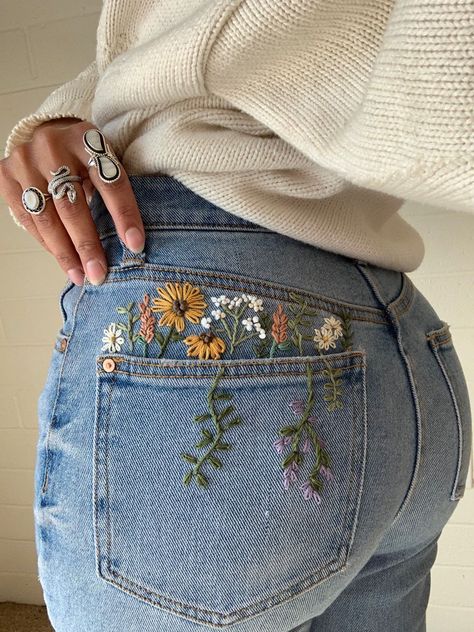 Logo Woman, Embroidery Jeans Diy, Clothes Embroidery Diy, Denim Embroidery, Mode Hippie, Diy Vetement, Hand Embroidery Projects, Pola Sulam, Floral Jeans