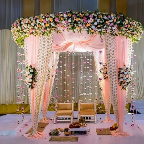 Wedding mandap inspiration ❤️ From @feliz.decor Follow @wedding_gateway a one stop shop to get inspired for all your wedding needs. Use… | Instagram Lagan Mandap Decoration, Vidhi Mandap Decoration, Wading Stage Decoration, Indian Wedding Decorations Indoor, Shaadi Mandap Decoration, Saptpadi Decoration, Vidhi Mandap Indian Weddings, Lagan Mandap, Simple Mandap Decor Indian