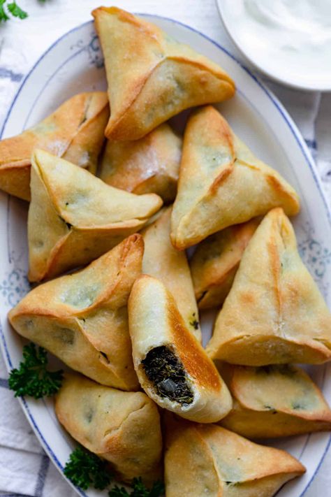 Lebanese Wedding Food, Arabic Lunch Ideas, Arabic Food Recipes Middle East, Arabic Food Traditional, Arabic Appetizers, Arab Food Recipes, Lebanese Spinach, Fatayer Recipe, Middle Eastern Recipes Arabic Food