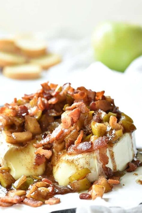 Baked Brie with Bacon and Apples Baked Brie With Apples, Brie With Apples, Brie Cheese Appetizer, Baked Brie Cheese, Recipes Southern, Brie Recipes, Classic Appetizers, Southern Kitchen, Baked Cheese