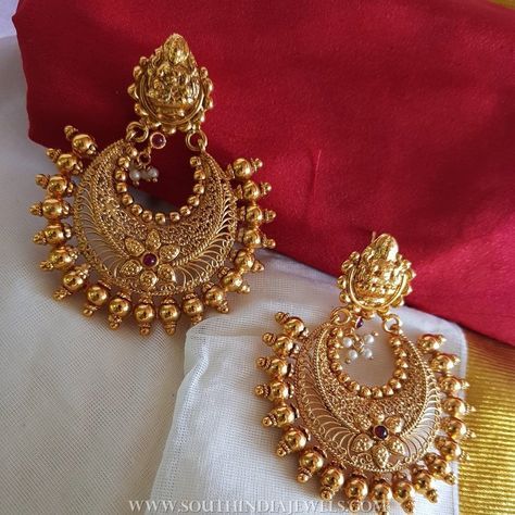 Gold plated antique plain chandbali. For inquiries please contact the seller below. Seller Name : Vasah India Instagram : https://www.instagram.com/vasahindia/ Contact : 9884279951 Website : http://www.vasahindia.com/ Related PostsGold Antique Chandbali From Manubhai Jewellers22K Gold Ruby Earrings From BhimaAntique Hook Earrings From Ms Pink PanthersGold Plated Silver Peacock EarringsGold Plated Silver Chandbali EarringsGold Plated Silver Earrings22K … Chandbali Gold, Sharara Designs, Gold Jhumka, Jhumka Designs, Antique Gold Earrings, Gold Jhumka Earrings, Perhiasan India, Gold Jewelry Outfits, Gold Necklace Indian Bridal Jewelry