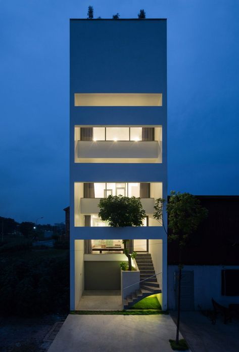 Nguyen Khac Phuoc Architects to offer residents respite from noise and smog in this five-metre-wide house in Vietnam Narrow House Designs, Modern Architecture Building, تصميم للمنزل العصري, Narrow House, Tower House, Design Exterior, Architecture Old, Facade House, Design Minimalista