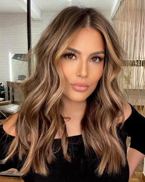 Caramel Money Pieces On Dark Hair, Neutral Caramel Balayage, Chriselle Selling Sunset Hair, Mom Fits, Honey Brown Hair, Fall Hair Color Trends, Hair Color Caramel, Brunette Hair With Highlights, Vlasové Trendy