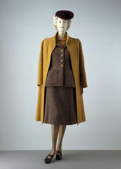 Coat | Champcommunal, Elspeth | V&A Explore The Collections Forties Fashion, 1940s Women, Blithe Spirit, 1940s Outfits, Fashion 1940s, 20th Century Fashion, Vintage Suits, 40s Fashion, England Fashion