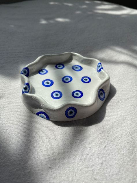 Evil Eye Ashtray, Evil Eye Trinket Dish, Trinket Dish Design, Air Dry Clay Coaster Ideas, Cute Clay Painting Ideas, Pottery Painting Ideas Trinket Dish, Air Clay Ashtray, Evil Eye Pottery Painting, Handmade Trinket Dish