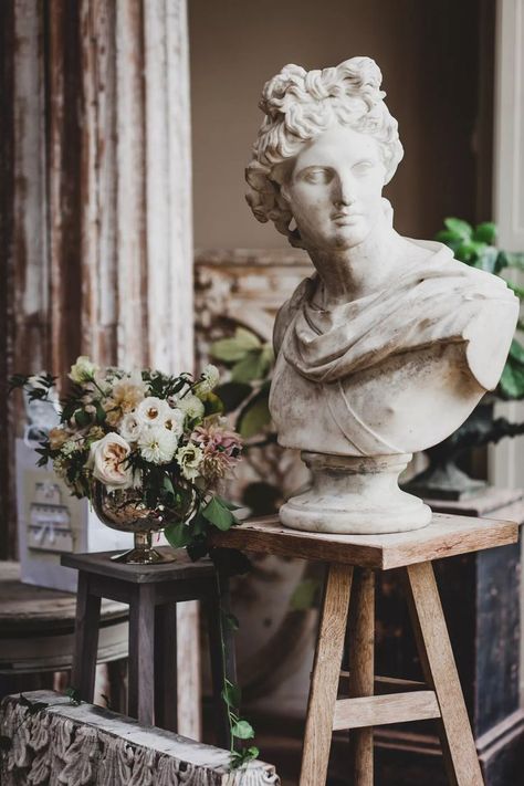 Ancient Rome Aesthetic, Chic Garden Party, Wedding Sculpture, Blush Wedding Centerpieces, Blue Jasmine, Spring Wedding Ideas, Rome Wedding, Greek Decor, Chic Garden