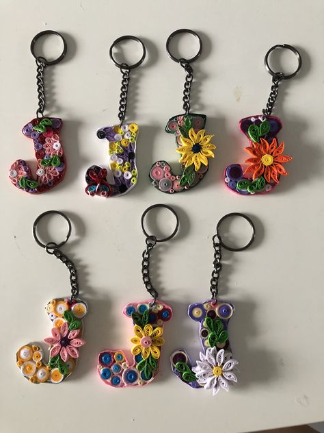 Quilled Keychains Ideas, Paper Quilling Keychain, Quilling Keychain Ideas, Quilling Keychains, Quilling Dolls, Diy Quilling Crafts, Paper Quilling Earrings, Origami And Quilling, Paper Quilling Jewelry