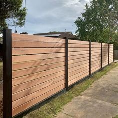 Cute Fence Ideas, Bech House, Horizontal Fence Ideas, Deck Fence, Diy Backyard Fence, Privacy Ideas, House Fence, Wood Fence Design, Outdoor Fencing