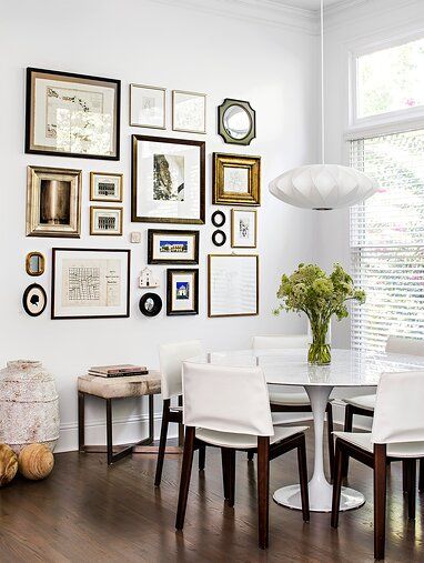 Simple Gallery Wall, Dining Room Gallery Wall, Photowall Ideas, Diy Gallery Wall, Gallery Wall Layout, Eclectic Gallery Wall, Gallery Wall Living Room, White Dining Room, Dining Room Wall Decor