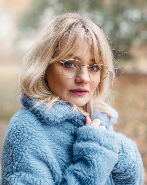 Big glasses and blonde hair with a fringe! Glasses With Fringe, Blonde Bangs With Glasses, Fringe Hairstyles With Glasses, Fringe And Glasses, Fringe With Glasses, Fringe Glasses, Bangs With Glasses, Bangs Glasses, Glasses Hairstyles