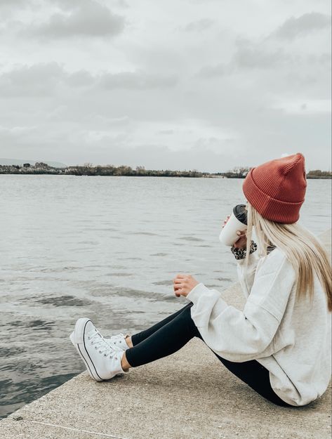 Beanie Outfit Comfy, Casual Beanie Outfit Winter, Autumn Fashion 2023 Australia, Lake Outfit Winter, Comfy Road Trip Outfit Winter, Bonfire Outfit Spring, Fall Beach Bonfire Outfit, Mountains Outfit Spring, Winter Outfits Mountain Casual