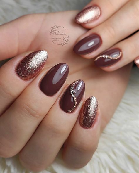 13 Elegant Rose Gold Burgundy Nails For Inspiration - Nail Designs Daily Gold Burgundy Nails, Foil Nail Designs, Burgundy Nail Designs, Rose Gold Nails Design, Gold Acrylic Nails, Manikur Kuku, Maroon Nails, About Rose, Nail Prices