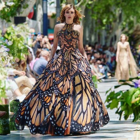 Designer Turns Women Into Real-Life Fairies With Her Butterfly Dresses (23 Pics) Fashion Inspired By Butterflies, Butterfly Dresses For Women, Floral Fashion Design, Butterfly Clothes Design, Nature Theme Dress, Nature Dress Design, Bug Inspired Fashion, Butterfly Themed Dress, Butterfly Dress Aesthetic