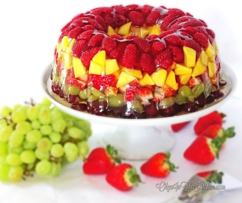 Fruity Gelatin Bundt Cake Dessert: combo of fresh fruits and apple juice brings out rich flavors and beautiful colors. | olgainthekitchen.com Jello With Fruit, Jello Mold Recipes, Jello Dessert, Fresh Fruit Cake, Jello Cake, Gelatin Recipes, Gelatin Dessert, Fruitcake Recipes, Canned Fruit