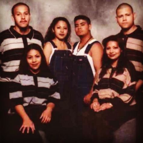 When Everyone Took Glamour Shots At The Local Mall | LOL - NELA TV - Lifestyle & Culture Chicano Outfits, Chola Outfit, Weird Poses, Chola Makeup, Gang Life, Takuache Girl Outfits, 2000s Photoshoot, Baggy Clothing, Could Be Us