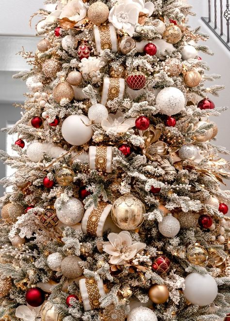 Champagne Christmas Tree, Elegant Christmas Tree Decorations, Gold Christmas Tree Decorations, Red And Gold Christmas Tree, Christmas Tree Decorating Themes, Elegant Christmas Trees, Christmas Themes Decorations, Gold Christmas Decorations, A White Christmas