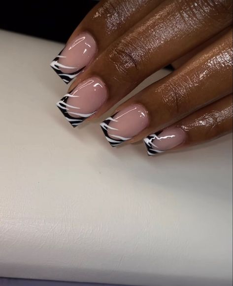 Short Zebra Nails, Cute Short Nails Black, Fall Nail Art Short Nails, Burberry Nails Short, Short Black French Tip Nails With Design, Nail Set Up, Half Nail Design, Short Nails Ideas Winter, Short Black Nails Designs