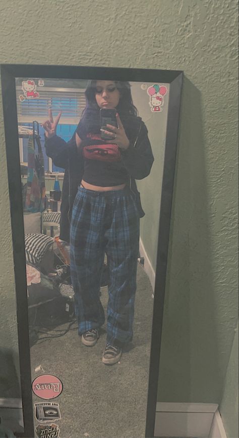 Y2k Outfits With Sweatpants, Sweatpants Outfit With Converse, Grunge Outfits With Sweatpants, Grunge Pajamas Outfit, Alt Sweatpants Outfit, Emo Sweatpants Outfit, Lazy Alternative Outfits, Lazy Emo Outfits, Grunge Sweatpants Outfits