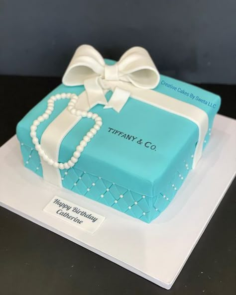 Tiffany Blue Cakes, Tiffany Cake, Cake Box Cake, Breakfast At Tiffanys Party Ideas, Tiffany Birthday Party, Tiffany Gifts, Tiffany Birthday, Tiffany Cakes, Tiffany Baby Showers