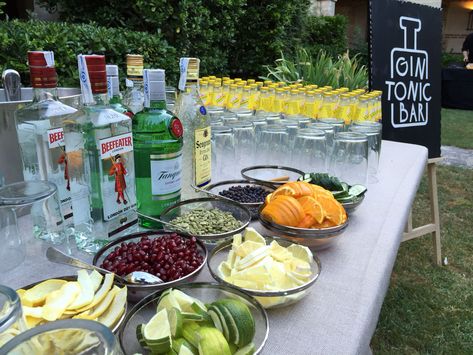 Gin Bar Ideas For Home Party, Gin Station Ideas, Gin Bar Ideas Parties, Bar At Party, Gin Tonic Party, Gin Bar Ideas, Gin Bar Wedding, Diy Gin Bar, Gin And Tonic Bar