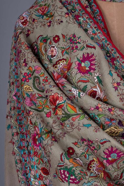 Kashmiri Embroidery Dupatta, Pashmeena Shawl, Indian Embroidery Patterns, Kashmir Shawl, Kashmiri Embroidery, Woolen Clothes, Embroidery Fashion Detail, Kashmiri Shawls, Ikat Dress